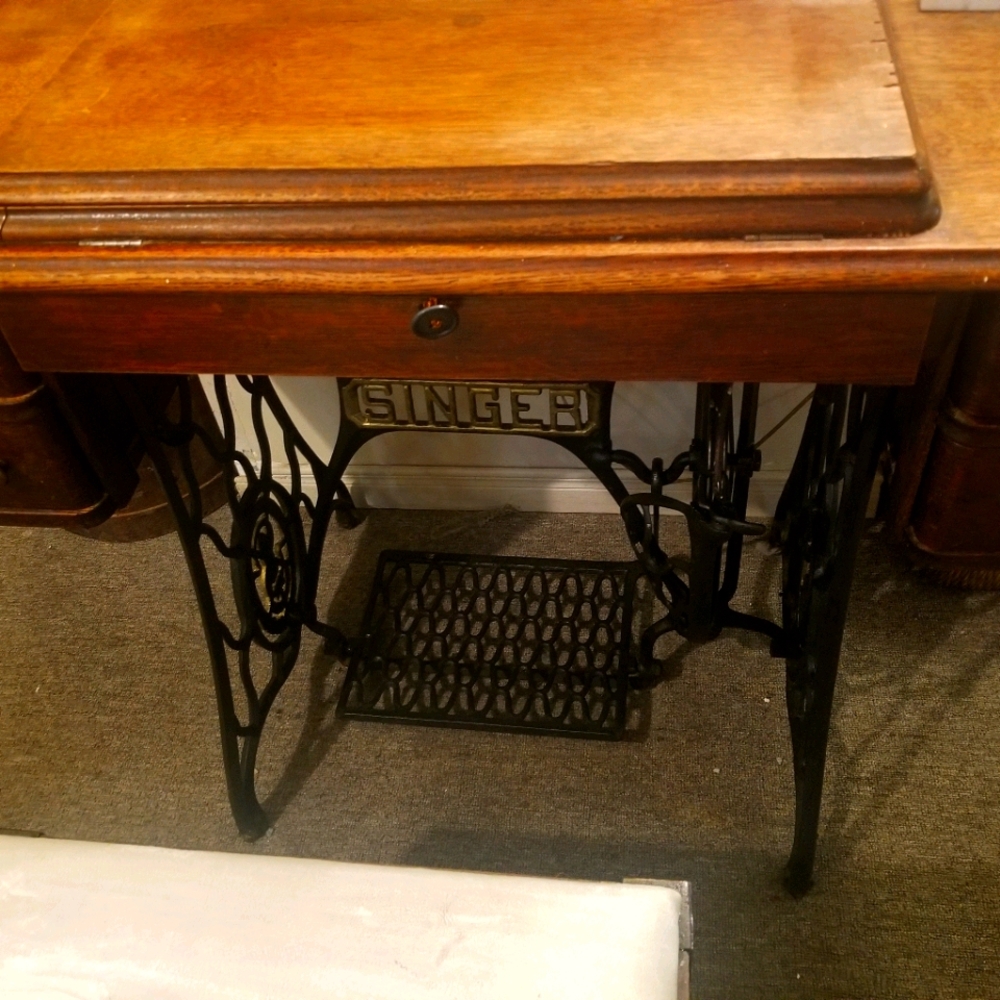 Singer sewing machine - Picture 2 of 5